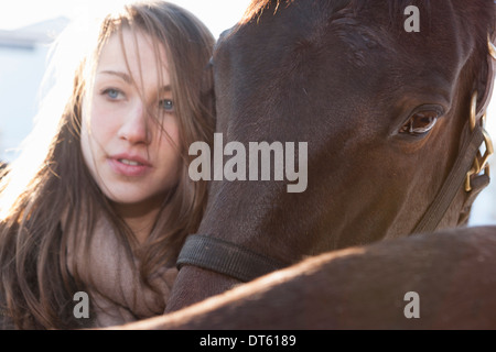 Junge Frau mit Pferde hautnah Stockfoto