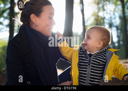 Mutter und junge Kleinkind im woodland park Stockfoto