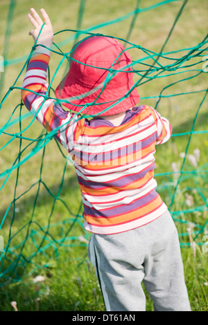 Junge Mädchen spielen mit Net Fußballtor (Fußball) Stockfoto