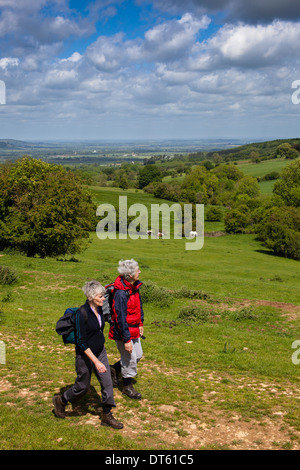 Wanderer auf dem Weg von Winchcombe während Wanderfest, Cotswolds, UK Stockfoto