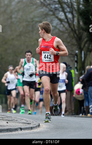 Ein männlicher Läufer wird fotografiert am Halbmarathon Bad Rennen teilnehmen. Stockfoto