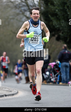 Ein männlicher Läufer wird fotografiert am Halbmarathon Bad Rennen teilnehmen. Stockfoto