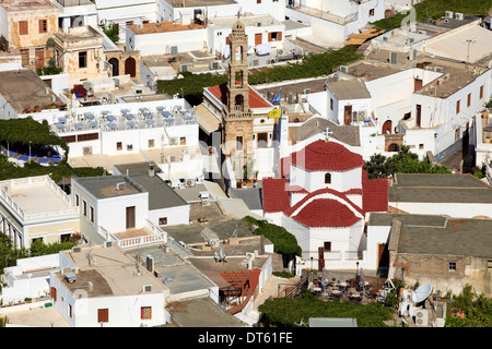 Blick auf die Dächer von Lindos mit Agia Panagia Kirche, Rhodos, Dodekanes, Griechenland. Stockfoto