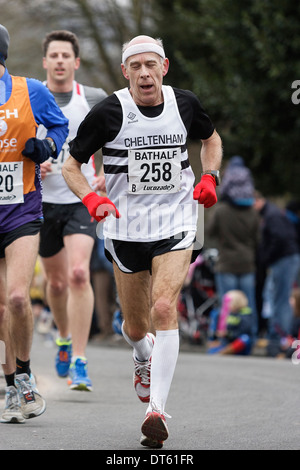 Eine ältere männliche Läufer wird fotografiert am Halbmarathon Bad Rennen teilnehmen. Stockfoto