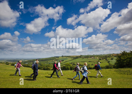 Wanderer auf dem Weg von Winchcombe während Wanderfest, Cotswolds, UK Stockfoto