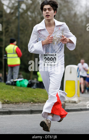 Ein männlicher Läufer wird fotografiert am Halbmarathon Bad Rennen teilnehmen. Stockfoto