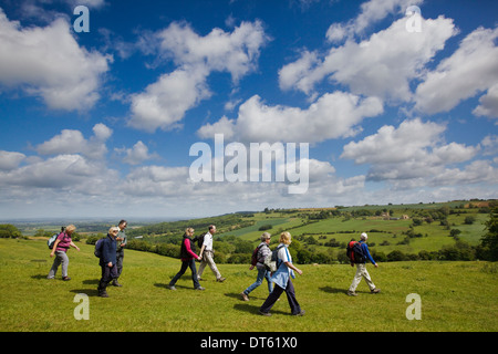 Wanderer auf dem Weg von Winchcombe während Wanderfest, Cotswolds, UK Stockfoto