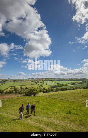 Wanderer auf dem Weg von Winchcombe während Wanderfest, Cotswolds, UK Stockfoto