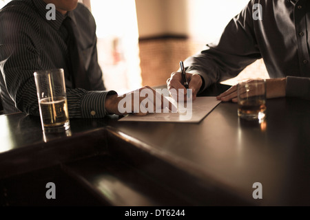 Unterzeichnung der Unternehmen Vertragspartner in einer bar Stockfoto