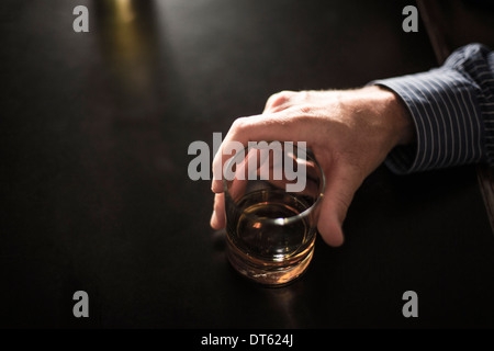 Nahaufnahme von einsamer Mann mit Drink in der Bar Stockfoto