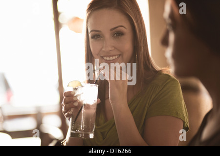 Weiblichen Kollegen genießen Sie Getränke in der Weinbar Stockfoto