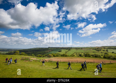 Wanderer auf dem Weg von Winchcombe während Wanderfest, Cotswolds, UK Stockfoto