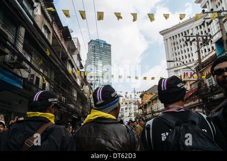 Bangkok, Thailand. 7. Februar 2014. Separatistischen Wachen öffnen den Weg zu einem Marsch gegen die Regierung in Bangkok, um Geld für Reisbauern zu sammeln. Die Bewegung Führer, Suthep Thaugsuban, hat geschworen, um den letzten Spenden verwenden, um die Bauern zu entschädigen, die Oase im Rahmen des umstrittenen Reis kaufen die thailändische Regierung noch nicht bezahlt wurden. © Thomas De Cian/NurPhoto/ZUMAPRESS.com/Alamy Live-Nachrichten Stockfoto