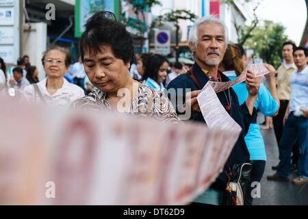 Bangkok, Thailand. 7. Februar 2014. Anti-Regierungs-Demonstranten in Bangkok warten auf Separatistischen Führer Suthep Thaugsuban im Finanzdistrikt der thailändischen Cappital. Die Bewegung Führer hat geschworen, um den letzten Spenden verwenden, um die Bauern zu entschädigen, die Oase im Rahmen des umstrittenen Reis kaufen die thailändische Regierung noch nicht bezahlt wurden. © Thomas De Cian/NurPhoto/ZUMAPRESS.com/Alamy Live-Nachrichten Stockfoto