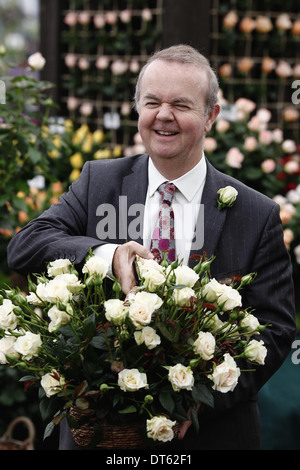 England, London, Ian Hislop bei RHS Chelsea Flower Show London 2013 hält einen Korb mit weißen Rosen. Stockfoto