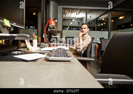 Porträt des Kaufmanns am Schreibtisch im Büro Stockfoto