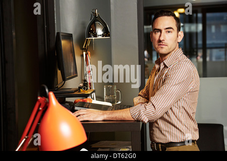 Porträt des Kaufmanns am Schreibtisch Stockfoto