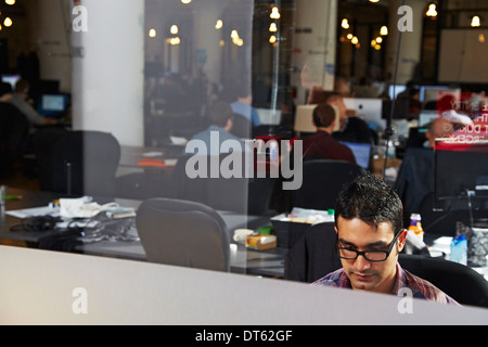 Junger Mann im Büro arbeiten Stockfoto