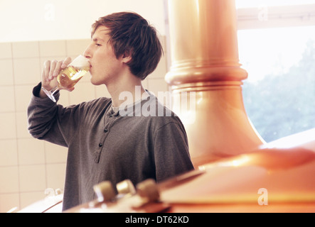 Junger Mann schmecken Bier in der Brauerei Stockfoto