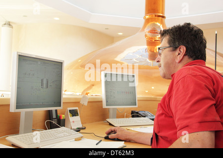 Mann mit Computer am Schreibtisch Stockfoto