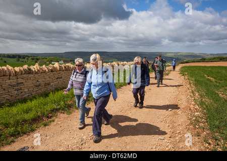 Wanderer auf dem Weg von Winchcombe während Wanderfest, Cotswolds, UK Stockfoto