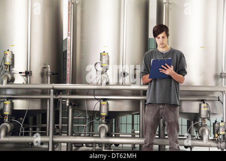 Mann in Zwischenablage in Brauerei Stockfoto