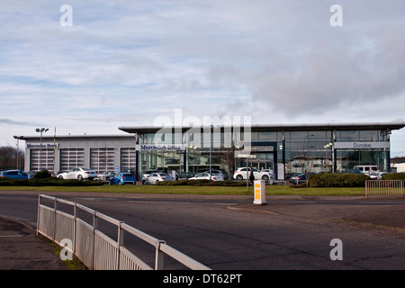 "Brandneu" und "Genehmigt verwendet" Mercedes Autos in und rund um den "Mercedes Benz" Sales Showroom in Dundee, Großbritannien Stockfoto