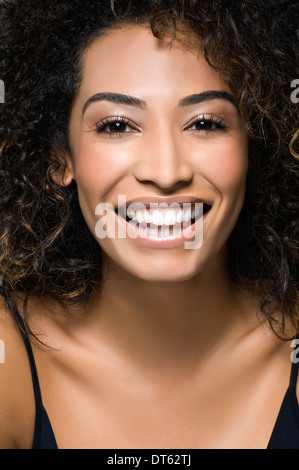 Studio-Porträt der glückliche junge Frau hautnah Stockfoto