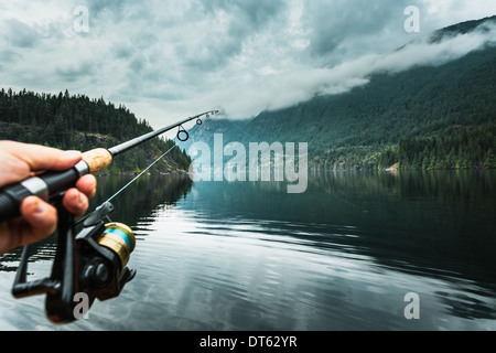 Mann mit Angelrute Nahaufnahme, Buntzen Lake, British Columbia, Kanada Stockfoto