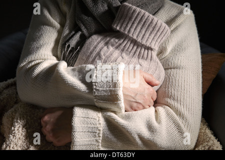 Reife Frau mit Wärmflasche Stockfoto