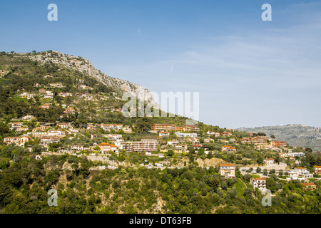 Viele Häuser auf einem Hügel mit Blick auf Eze, Frankreich Stockfoto