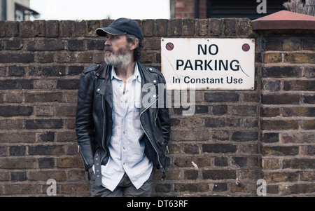 Reifer Mann durch keine Parkplatz-Schild an Wand Stockfoto