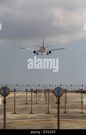 Kommerzielle Flüge. Flugzeug anreisen und überfliegen Landebahn Ansatz lichter Momente vor der Landung Stockfoto