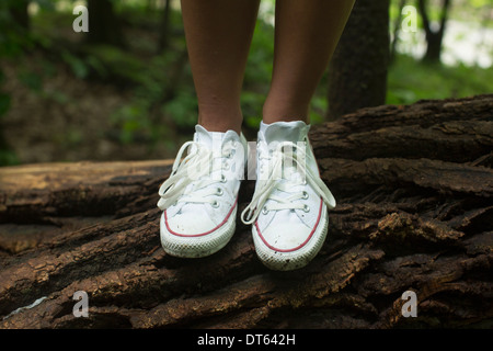 Paar Füße in weißen Trainer Stockfoto