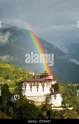 Bhutan, Südasien, Lhuentse Dzong Festung Kloster mit bunten Regenbogen Overhead. Stockfoto