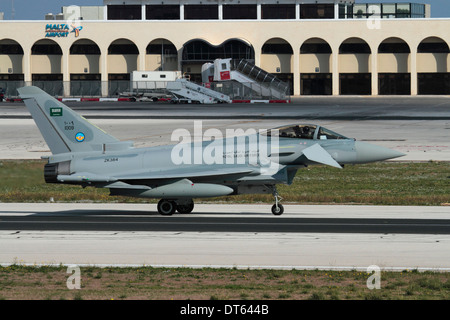 Eurofighter Typhoon Kampfjets der Royal Saudi Air Force Rollen für die Ausreise aus Malta Stockfoto