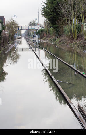 Datchet, UK. 10. Februar 2014. Die Bahnlinie versinkt in Datchet, Berkshire, nachdem der Themse Ufer bricht.  Der Wasserstand steigt weiter. Hochwasser aus der Themse, verursacht durch starke Regenfälle von wiederholten Winterstürme bedroht Tausende von Häusern. Bildnachweis: Graham Eva/Alamy Live-Nachrichten Stockfoto