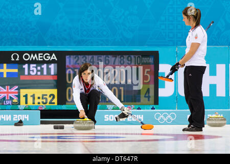 Sotschi, Krasnodar Krai, Rußland. 10. Februar 2014. Großbritanniens überspringen Eve MUIRHEAD bereitet, während die Frauen einen Stein zu liefern ist Curling-Round-Robin-Match zwischen Großbritannien und Schweden im Ice Cube Curling Zentrum - XXII Olympische Winter-Spiele-Credit: Action Plus Sport/Alamy Live News Stockfoto