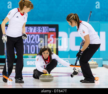 Sotschi, Krasnodar Krai, Rußland. 10. Februar 2014. Großbritanniens überspringen Eve MUIRHEAD ein Stein während der Frauen liefert des Curling-Round-Robin-Match zwischen Großbritannien und Schweden im Ice Cube Curling Zentrum - XXII Olympische Winter-Spiele-Credit: Action Plus Sport/Alamy Live News Stockfoto