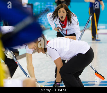 Sotschi, Krasnodar Krai, Rußland. 10. Februar 2014. Großbritanniens überspringen Eve MUIRHEAD schreien Anweisungen während der Frauen Curling round Robin-Match zwischen Großbritannien und Schweden im Ice Cube Curling Zentrum - XXII Olympische Winter-Spiele-Credit: Action Plus Sport/Alamy Live News Stockfoto