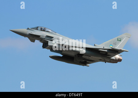 Militärische Luftfahrt. Eurofighter Typhoon jet Jagdflugzeug der Royal Saudi Air Force fliegen und Klettern am Start Stockfoto