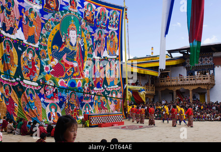 Bhutan, Südasien, Gangtey Gompa, Thongdroel religiöse Tapete an der Wand bei der Einweihung des neuen Tempels. Stockfoto