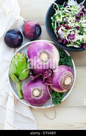 Rüben, Artischocken, Pflaumen und Salat Stockfoto