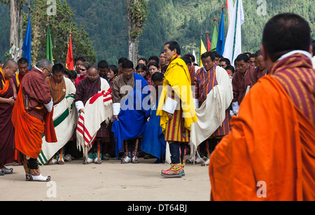 Bhutan, Gangtey Gompa, 4. König von Bhutan nach Einweihung des neuen Tempels, umgeben von den Ministern, Medien und Polizei verlassen. Stockfoto