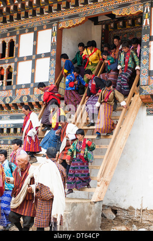 Bhutan, Südasien, Gangtey Gompa, Tsecchu Festival Massen Tempel Treppen gekleidet in ihren besten Kleidern. Stockfoto