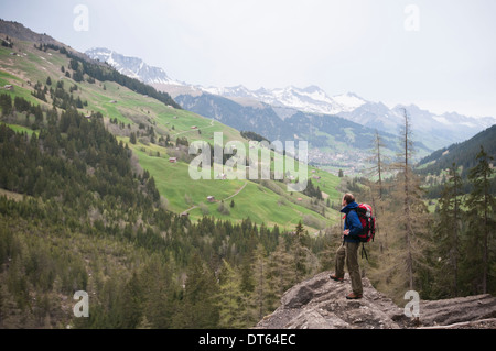 Wandern in der Nähe von Engstligen Mann fällt, Adelboden, Berner Oberland, Schweiz Stockfoto