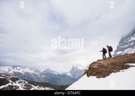 Paar Wandern in der Nähe von Klein Scheidegg am Fuße des Mount Eiger, Adelboden, Berner Oberland, Schweiz Stockfoto