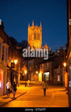 Die Ansicht der Kathedrale von Lincoln von der High Street Blick steil bergauf am Abend fotografiert. Stockfoto