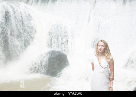 Teenager-Mädchen stehen Wasserfall Stockfoto