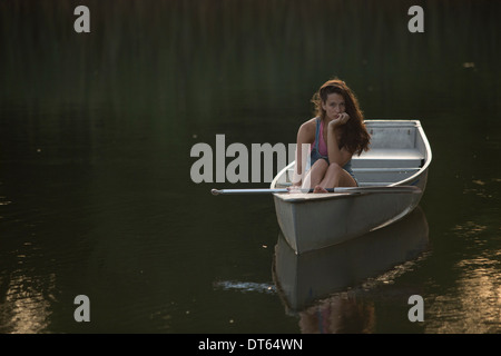 Teenager-Mädchen Bootfahren am Abend Stockfoto